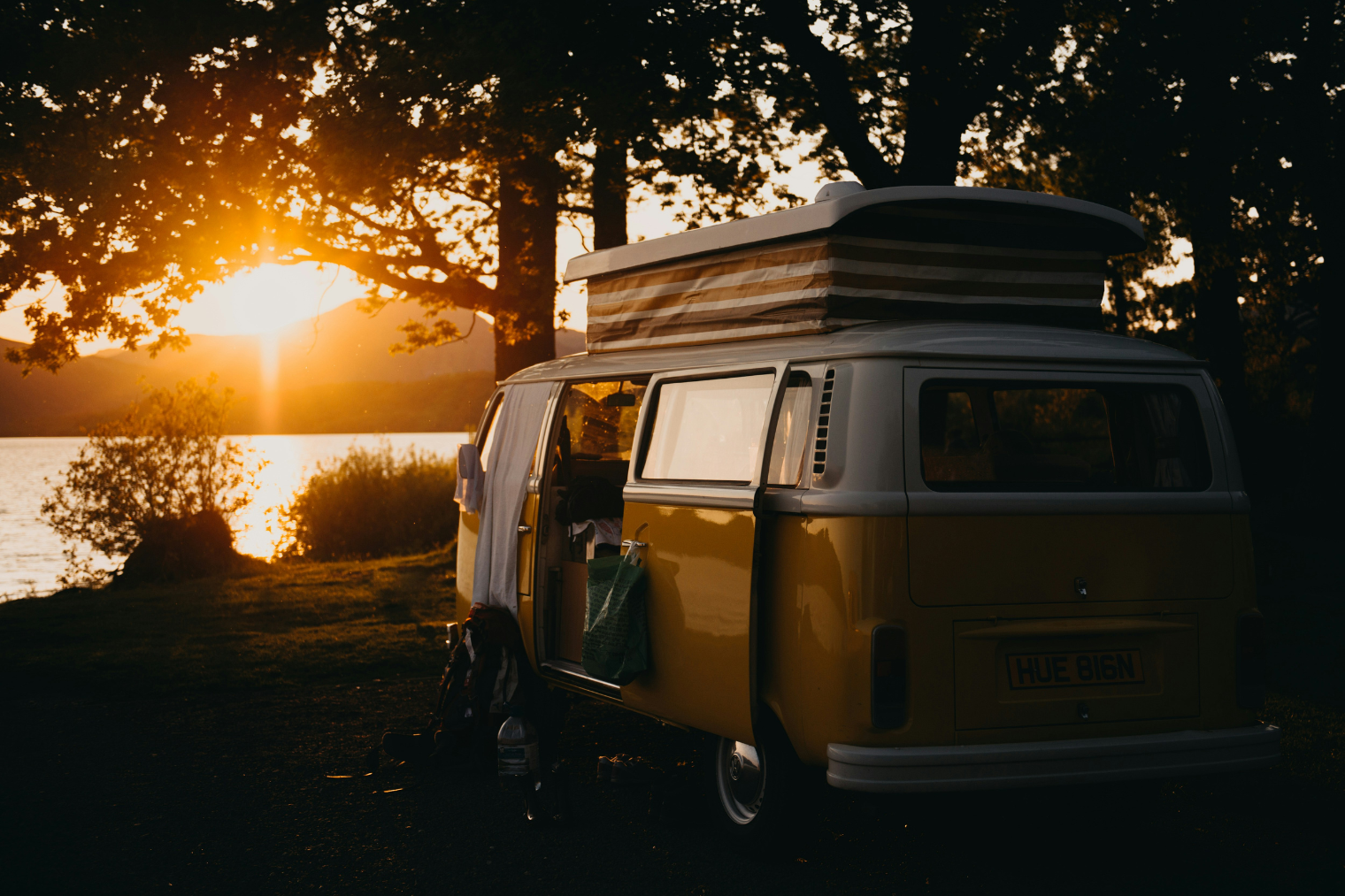 Camper o roulotte: quale scegliere per il tuo viaggio su strada? Scopri i pro e i contro di entrambi per trovare la soluzione ideale per le tue avventure su ruote.