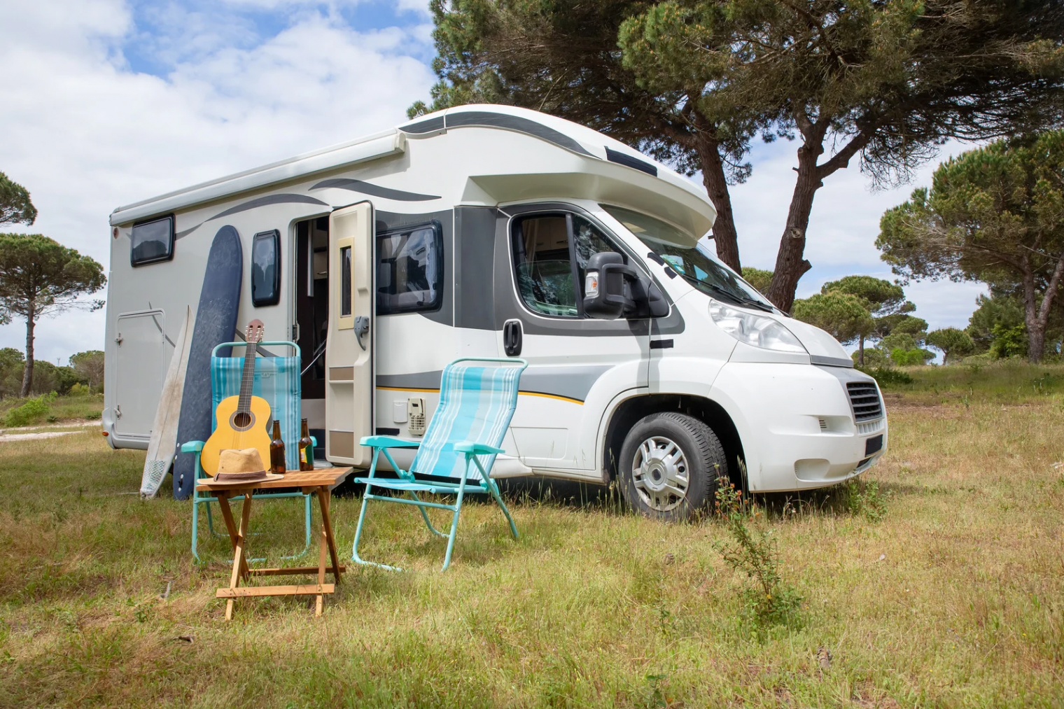 Camper parcheggiato nell’area sosta Chiusi in Camper, in Toscana, tra vigneti e uliveti.