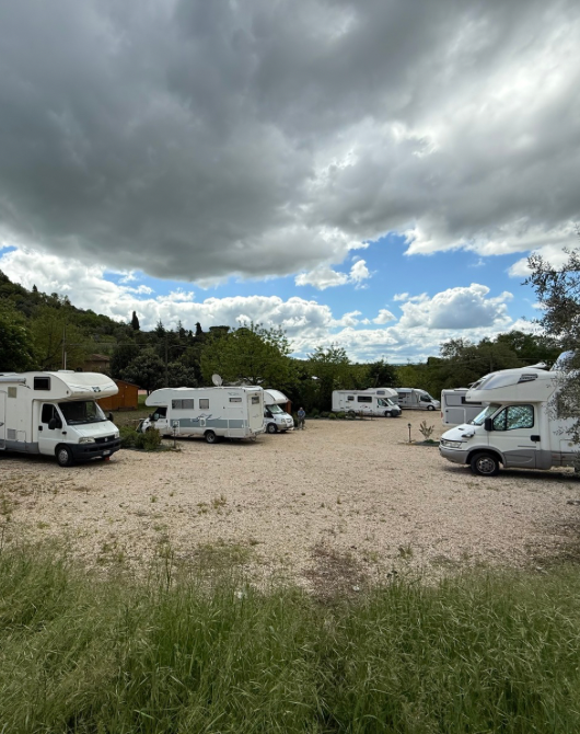 Area sosta camper attrezzata a Chiusi, con piazzole ampie, natura toscana e servizi inclusi