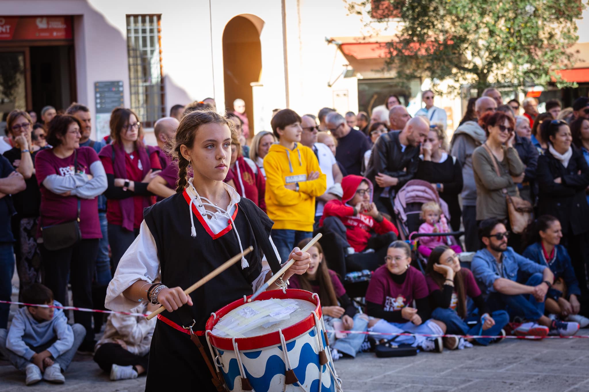 Sbandieratori e tamburini durante la Festa dell’Uva e del Vino Chiusi 2025