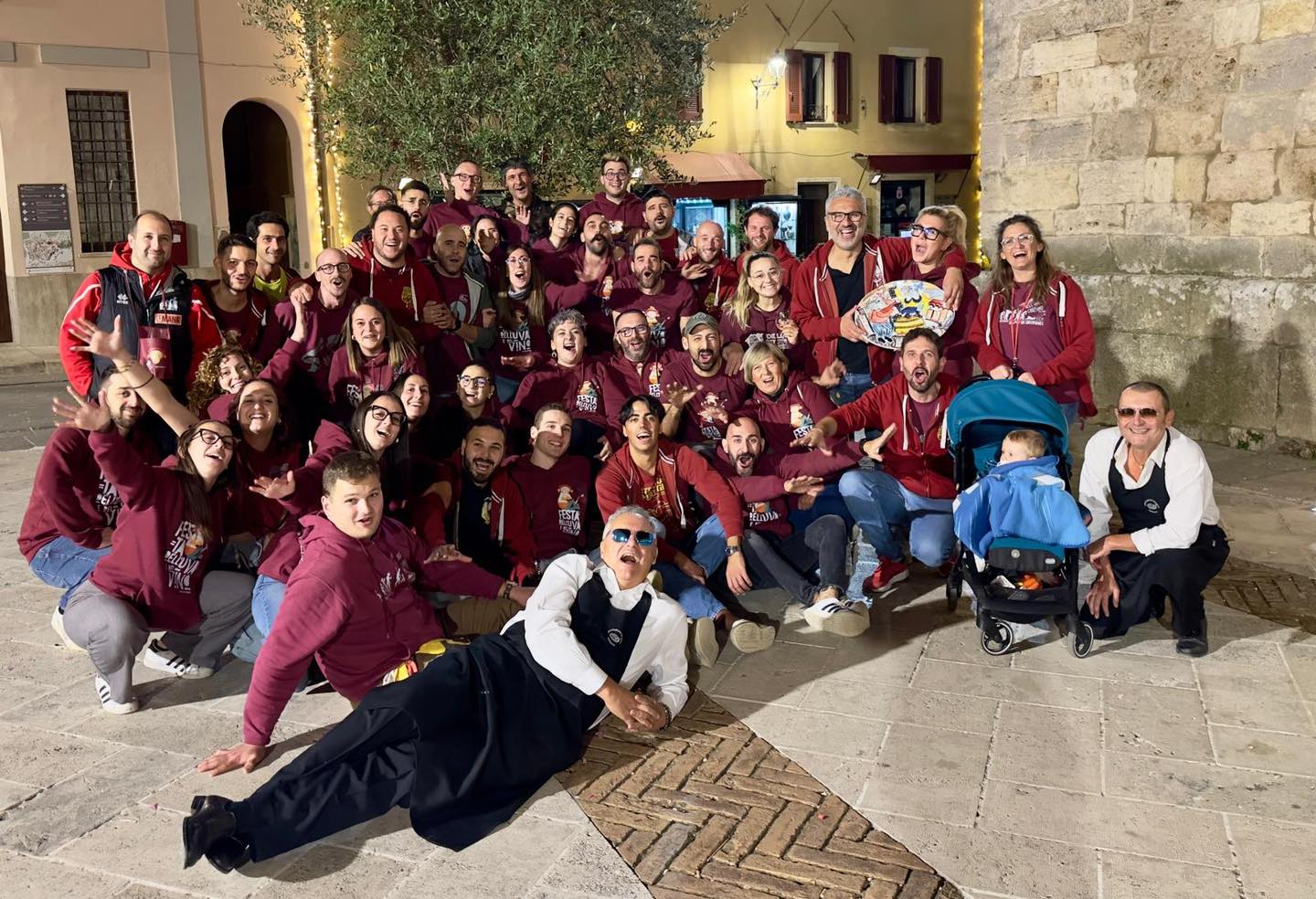 Volontari della Festa dell’Uva e del Vino Chiusi 2025 nel centro storico durante l’evento